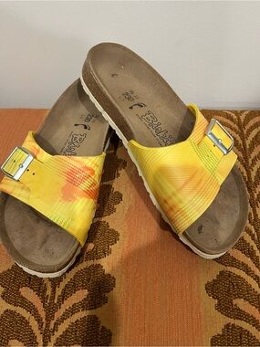 Yellow Single-Buckle Slide Sandals with Patterned Upper
